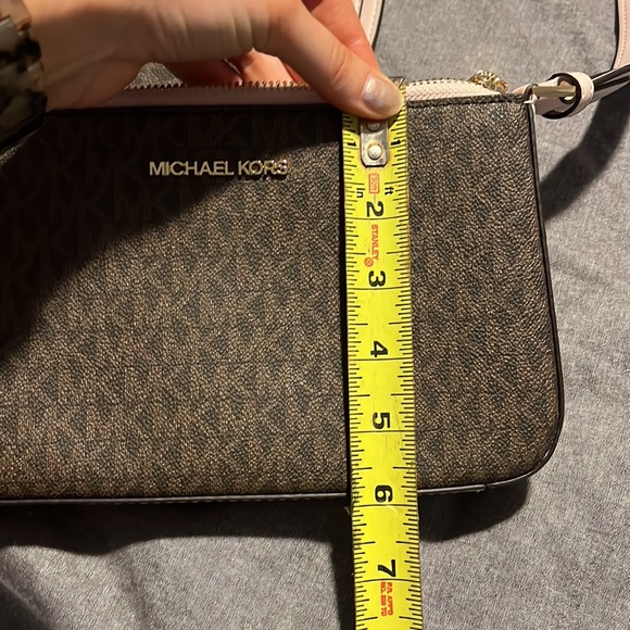 Michael Kors Jet Set Travel Purse with coin purses - Picture 12 of 17